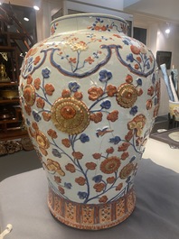 Een uitzonderlijk grote Chinese Imari-stijl dekselvaas met reli&euml;fdecor, Kangxi